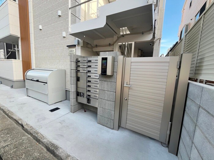 物件外観写真2　(エントランス部分)