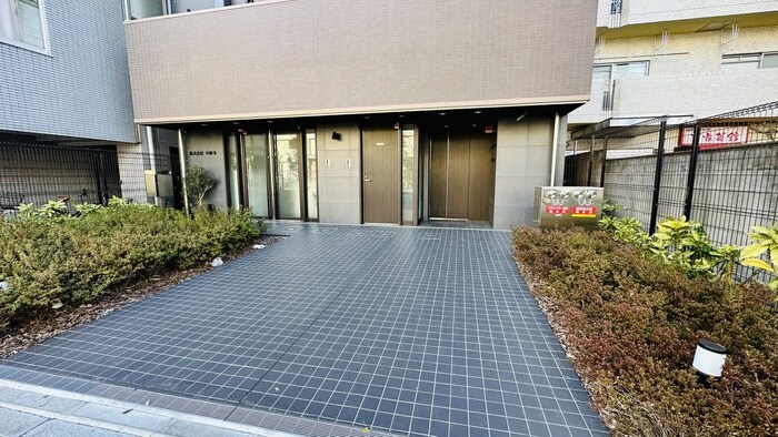 物件外観写真2　(エントランス部分)