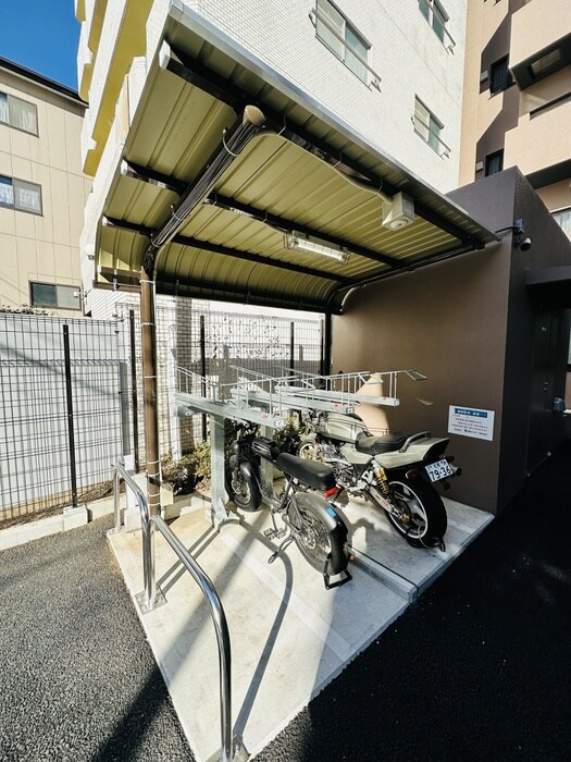 物件外観写真5　(バイク置き場)