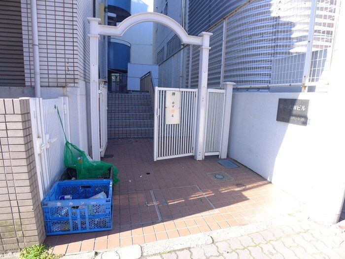 物件外観写真2　(エントランス部分)