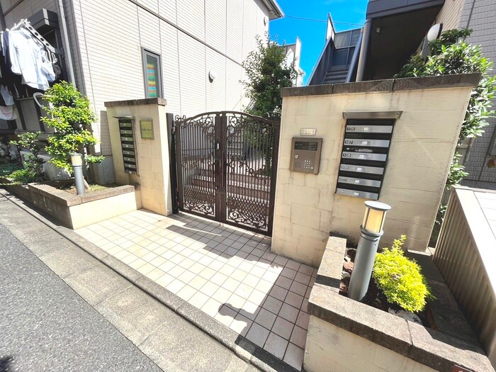 物件外観写真3　(エントランス部分)