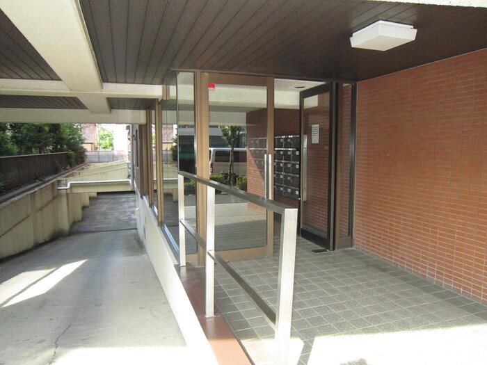 物件外観写真3　(エントランス部分)