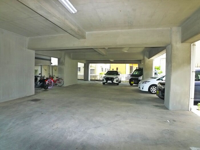 物件外観写真4　(駐車場)