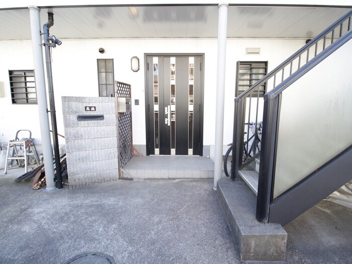 物件外観写真2　(エントランス部分)