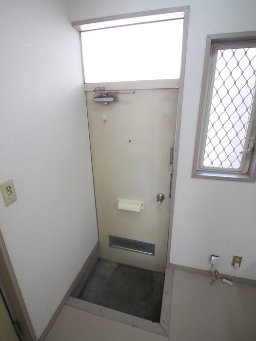 物件内観写真5　(玄関)