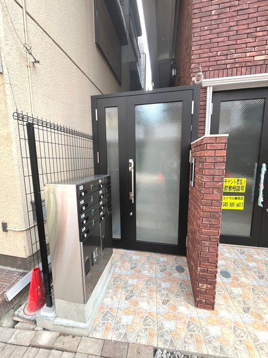 物件外観写真4　(エントランス部分)