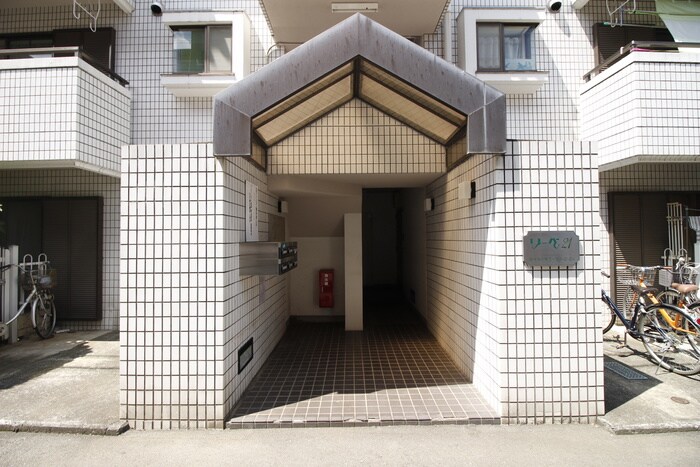 物件外観写真6　(エントランス部分)
