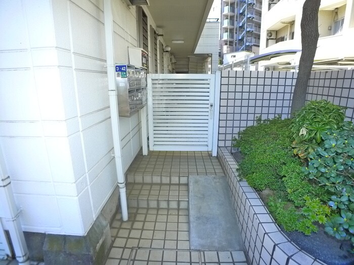 物件外観写真3　(エントランス部分)