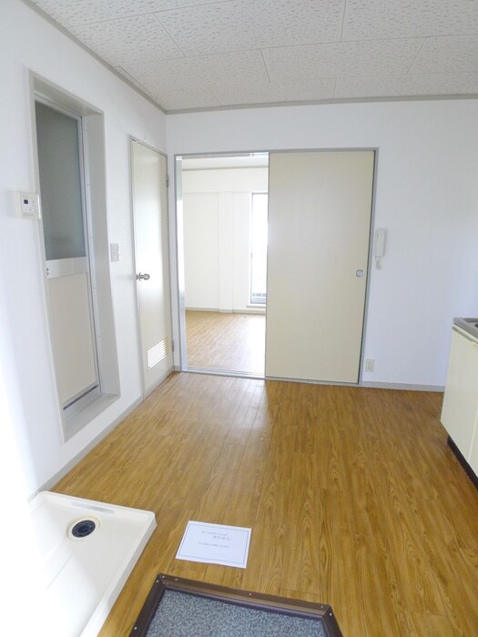 物件内観写真12　(玄関)