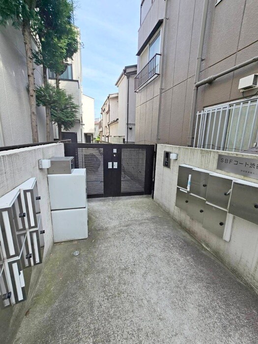 物件外観写真6　(エントランス部分)