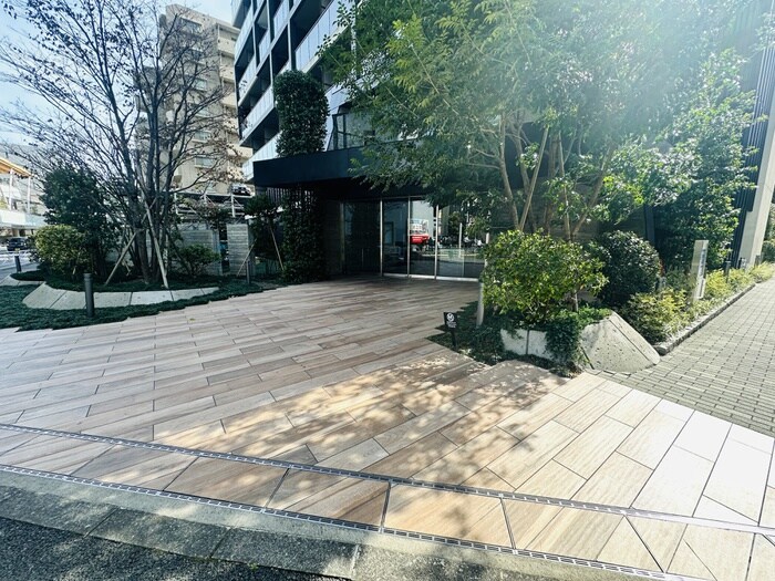 物件外観写真2　(エントランス部分)