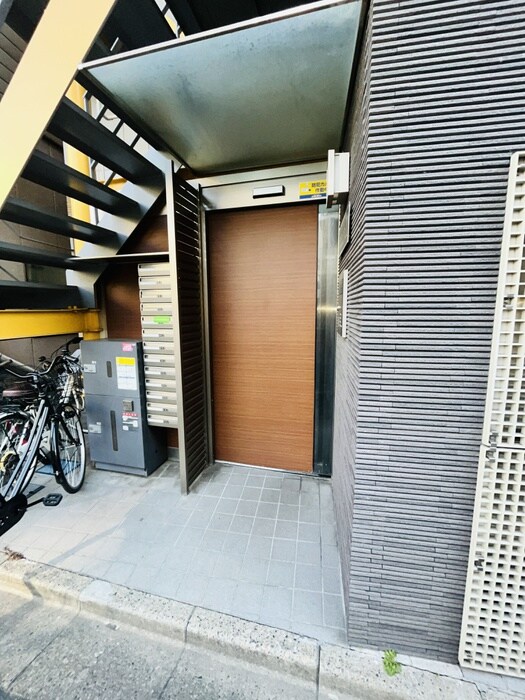 物件外観写真3　(エントランス部分)