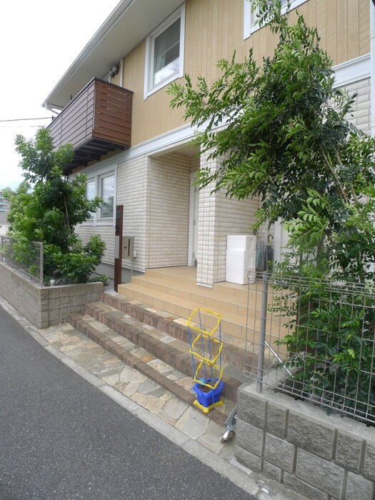 物件外観写真3　(エントランス部分)