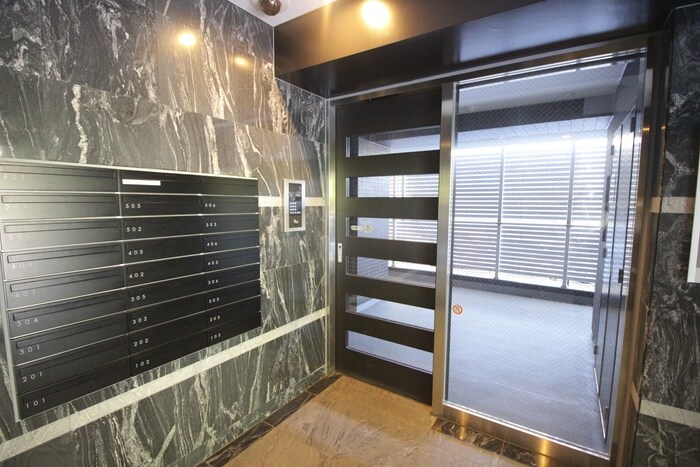 物件外観写真3　(エントランス部分)