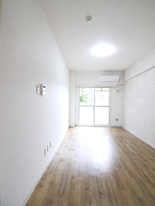 物件内観写真8　(室内からの展望)