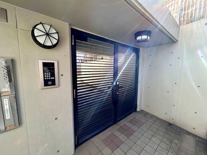 物件外観写真2　(エントランス部分)