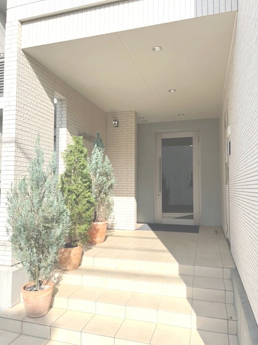 物件外観写真3　(エントランス部分)