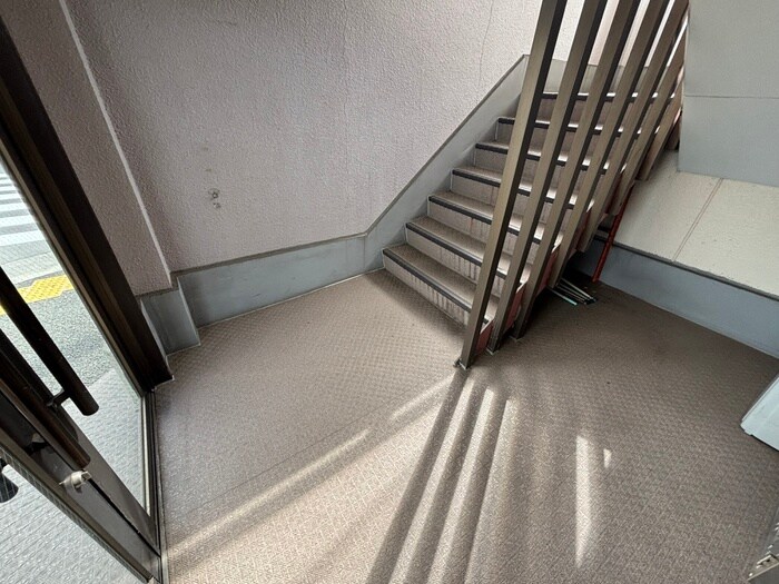 物件外観写真6　(エントランス部分)