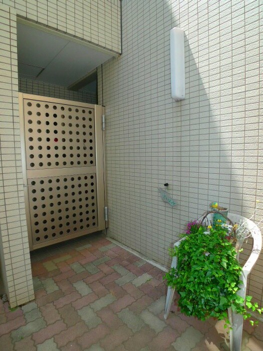 物件外観写真3　(エントランス部分)