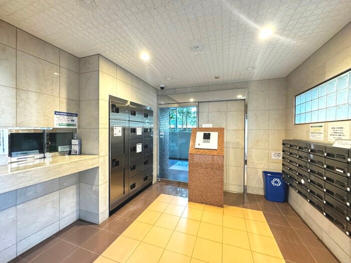 物件外観写真2　(エントランス部分)