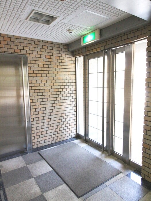 物件外観写真6　(エントランス部分)