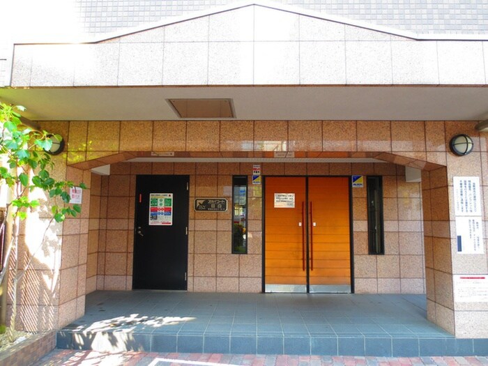 物件外観写真2　(エントランス部分)