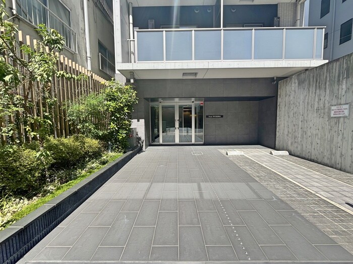 物件外観写真2　(エントランス部分)