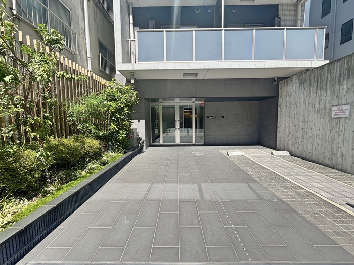 物件外観写真2　(エントランス部分)