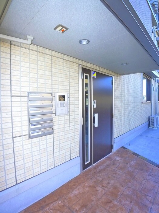 物件外観写真2　(エントランス部分)