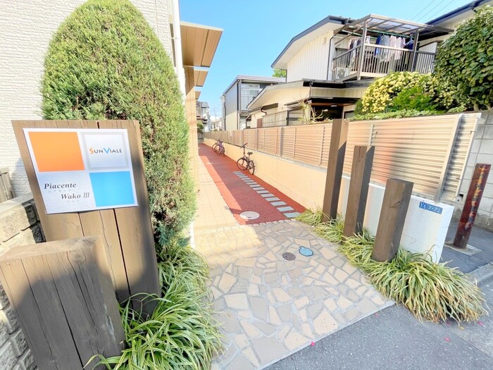 物件外観写真2　(エントランス部分)