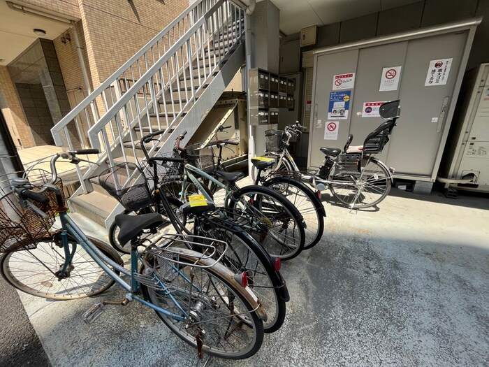 物件外観写真4　(駐輪場)