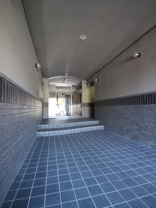 物件外観写真4　(エントランス部分)