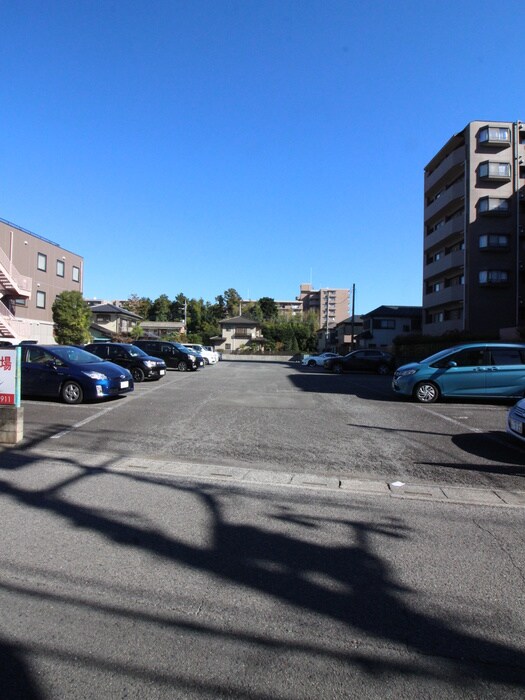 物件外観写真5　(駐車場)