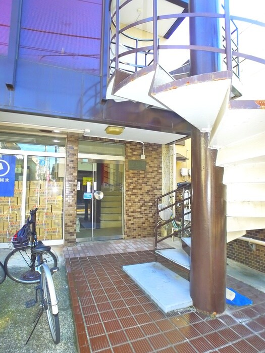 物件外観写真3　(エントランス部分)