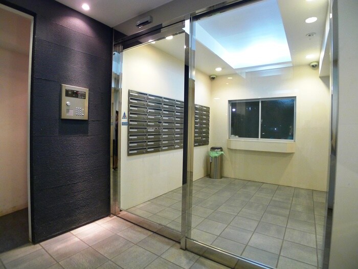 物件外観写真2　(エントランス部分)