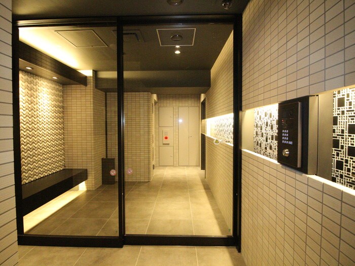 物件外観写真4　(エントランス部分)