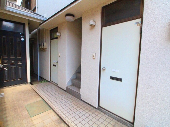 物件外観写真2　(エントランス部分)