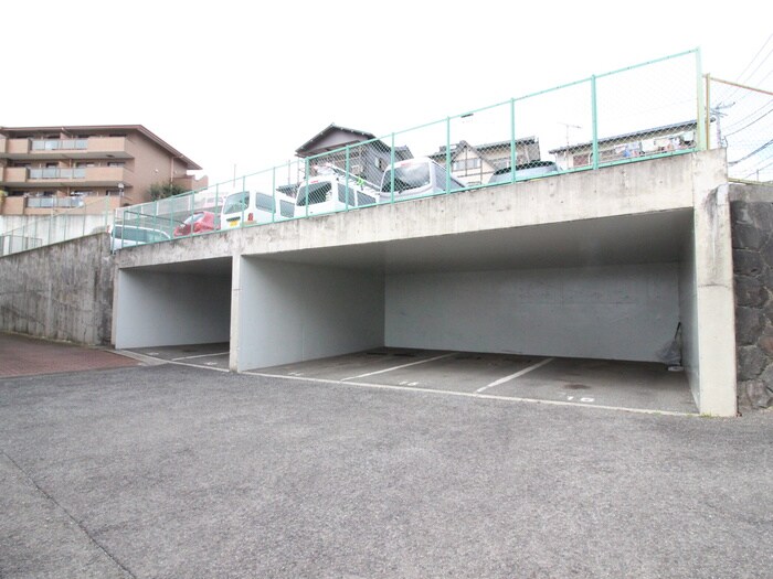 物件外観写真4　(駐車場)