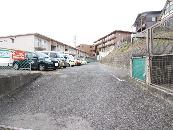 物件外観写真5　(駐車場)