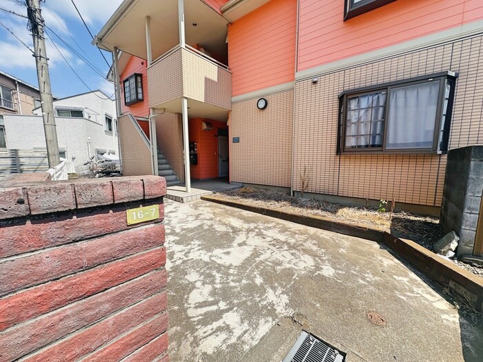 物件外観写真2　(エントランス部分)