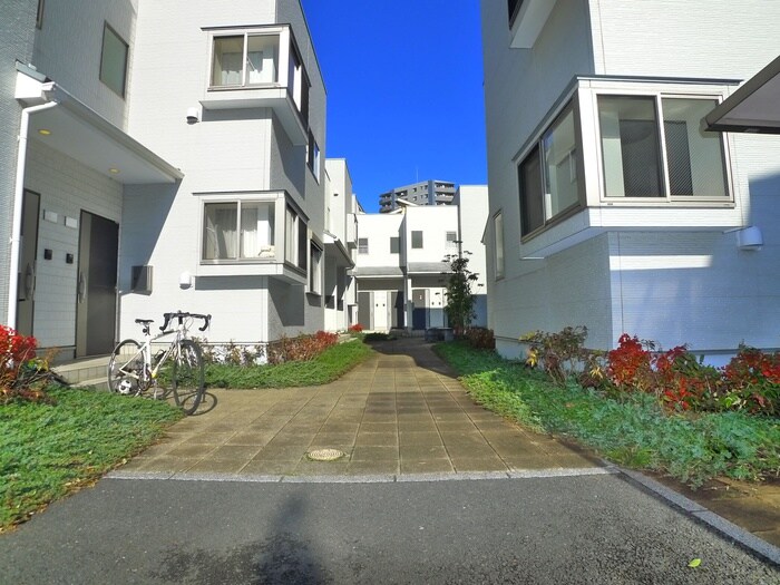 物件外観写真2　(エントランス部分)