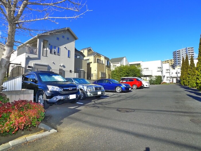 物件外観写真3　(駐車場)