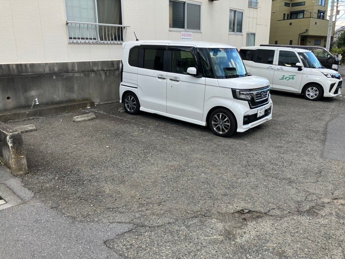 物件外観写真2　(駐車場)