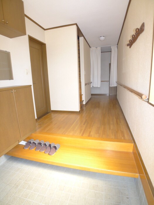 物件内観写真4　(玄関)