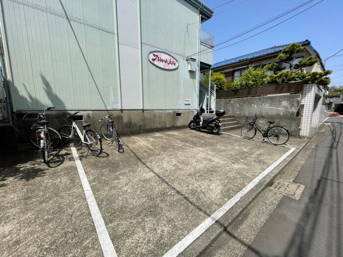 物件外観写真3　(駐輪場)