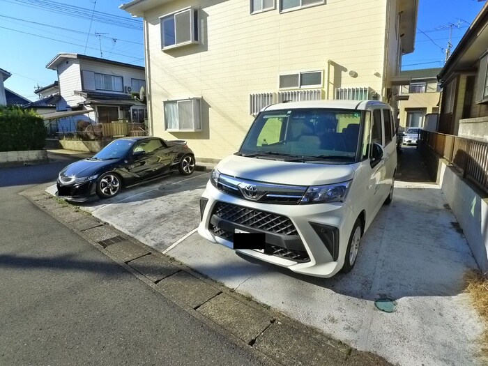 物件外観写真4　(駐車場)