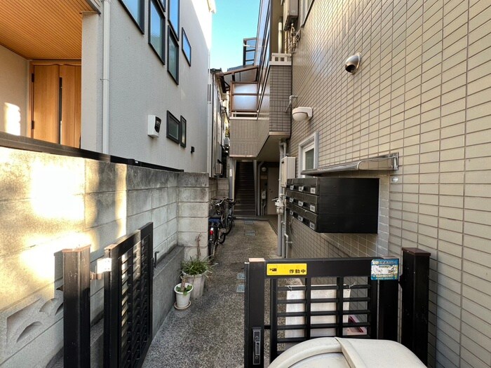 物件外観写真4　(エントランス部分)