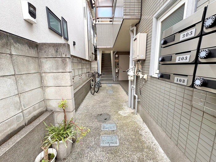 物件外観写真6　(エントランス部分)