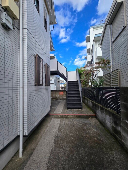 物件外観写真3　(エントランス部分)