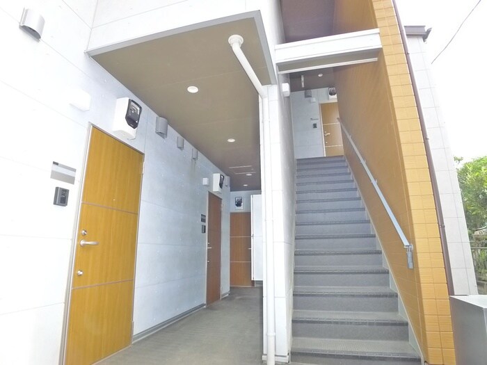 物件外観写真3　(エントランス部分)